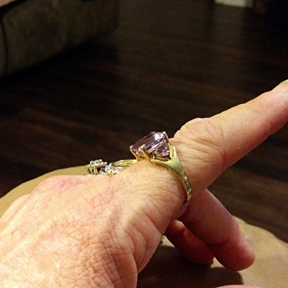 10k gold three amethyst ring, size 7.25 - Picture 6 of 9